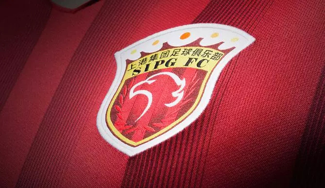 难以招架！194马奎尔扣晕177的毕尔巴鄂中场，精准送传中（高人一等！身高194的马奎尔晃倒177的毕尔巴鄂中场，送出精准传中）