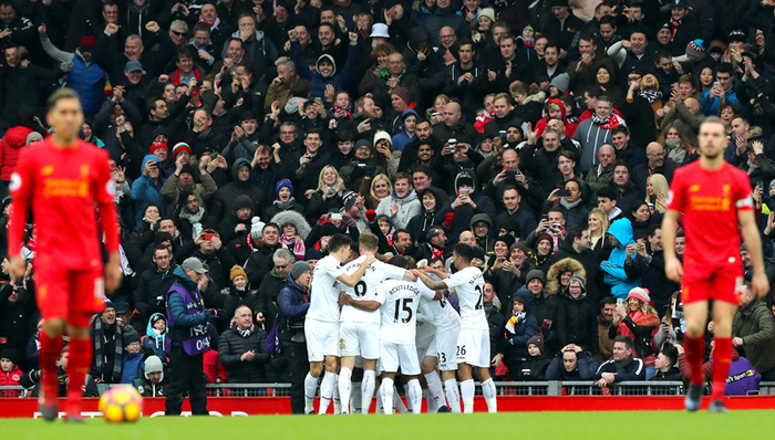 上海申花客场对阵广岛三箭，虽0-2落败，但有望晋级，展现顽强斗志，助力海港复仇。（申花客场0-2负广岛三箭 仍存晋级希望 展现韧性并助力海港复仇）